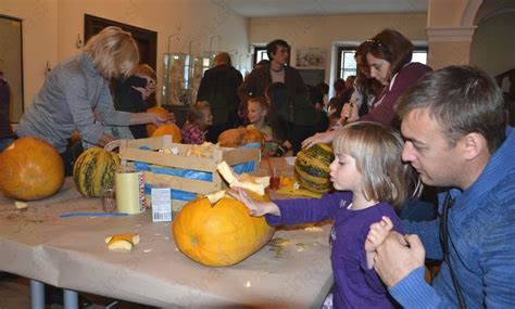Otroci pri izrezovanju buč