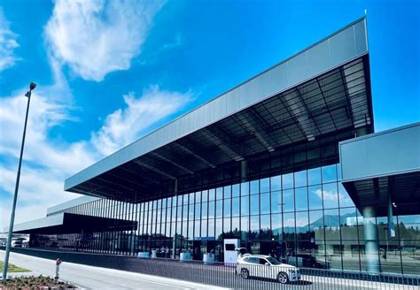 Grafikon, ki prikazuje nihanje cen letalskih kart glede na dan v tednu