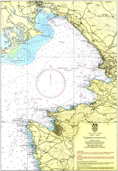 Prikaz sodobne navtične karte s poudarjenimi globinskimi podatki in oznakami nevarnosti