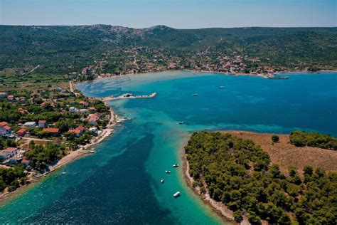 Panoramski pogled na otok Pašman s sosednjimi otoki