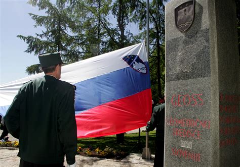 Simbolična upodobitev slovenske zastave ob robu spomenika osamosvojitve