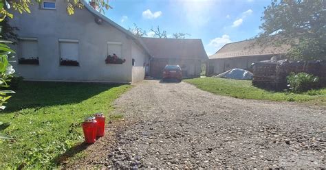 Jelka in Drago Zorman pred njuno hišo v naravi