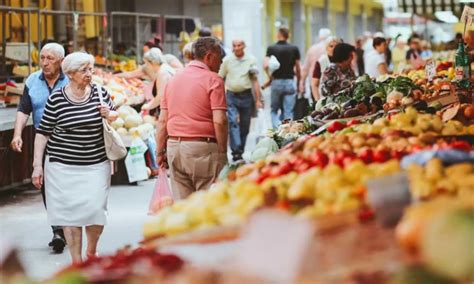 Pisana paleta svežega tropskega sadja na tržnici