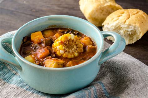 Priprava kubanske jedi Ajiaco criollo