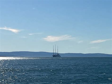 Jadrnica v zalivu z modro vodo