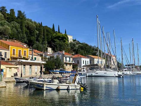 Slika majhnega pristanišča Kioni na otoku Ithaca