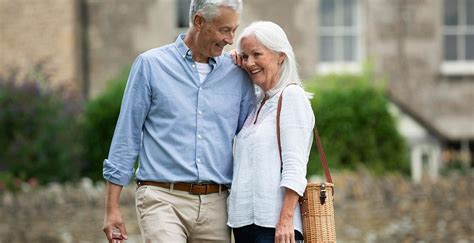 Starejši par na potovanju