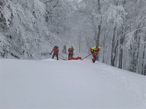 Deskar na snegu, ki ga oskrbujejo reševalci