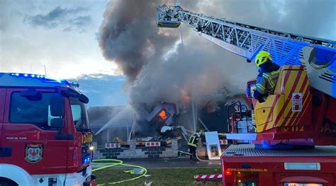 Gasilci, ki gasijo požar