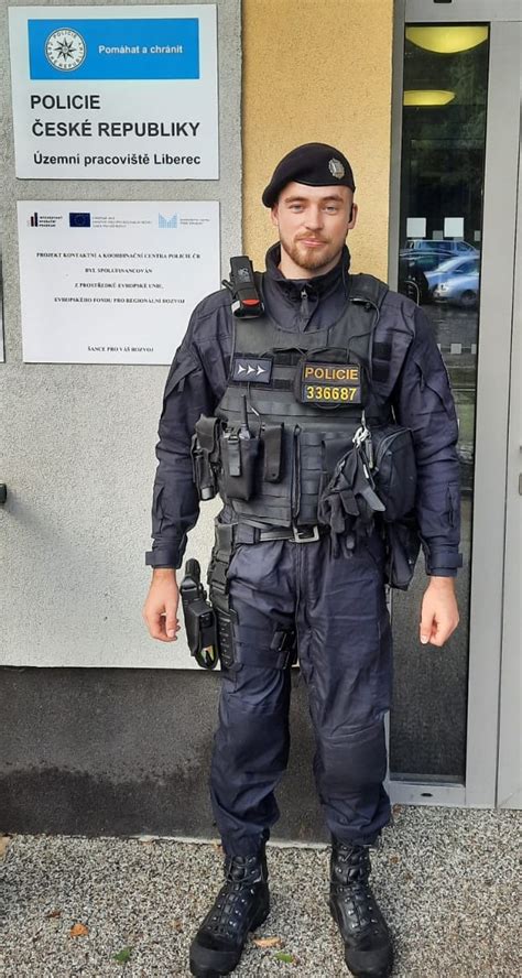 Ilustracija policista v akciji