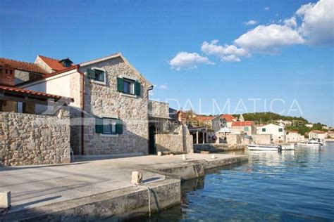Panoramski pogled na otok Prvić iz morja