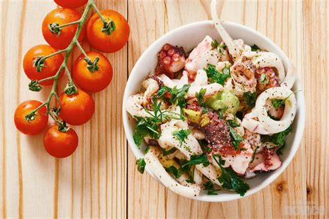 Prikaz morskih sadežev na pici